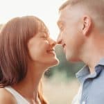 זוג קרוב אחד לשני בטבע מחייכים - זוגיות טובה ובריאה: ביטוי האהבה שעוזר לך להיות עצמך