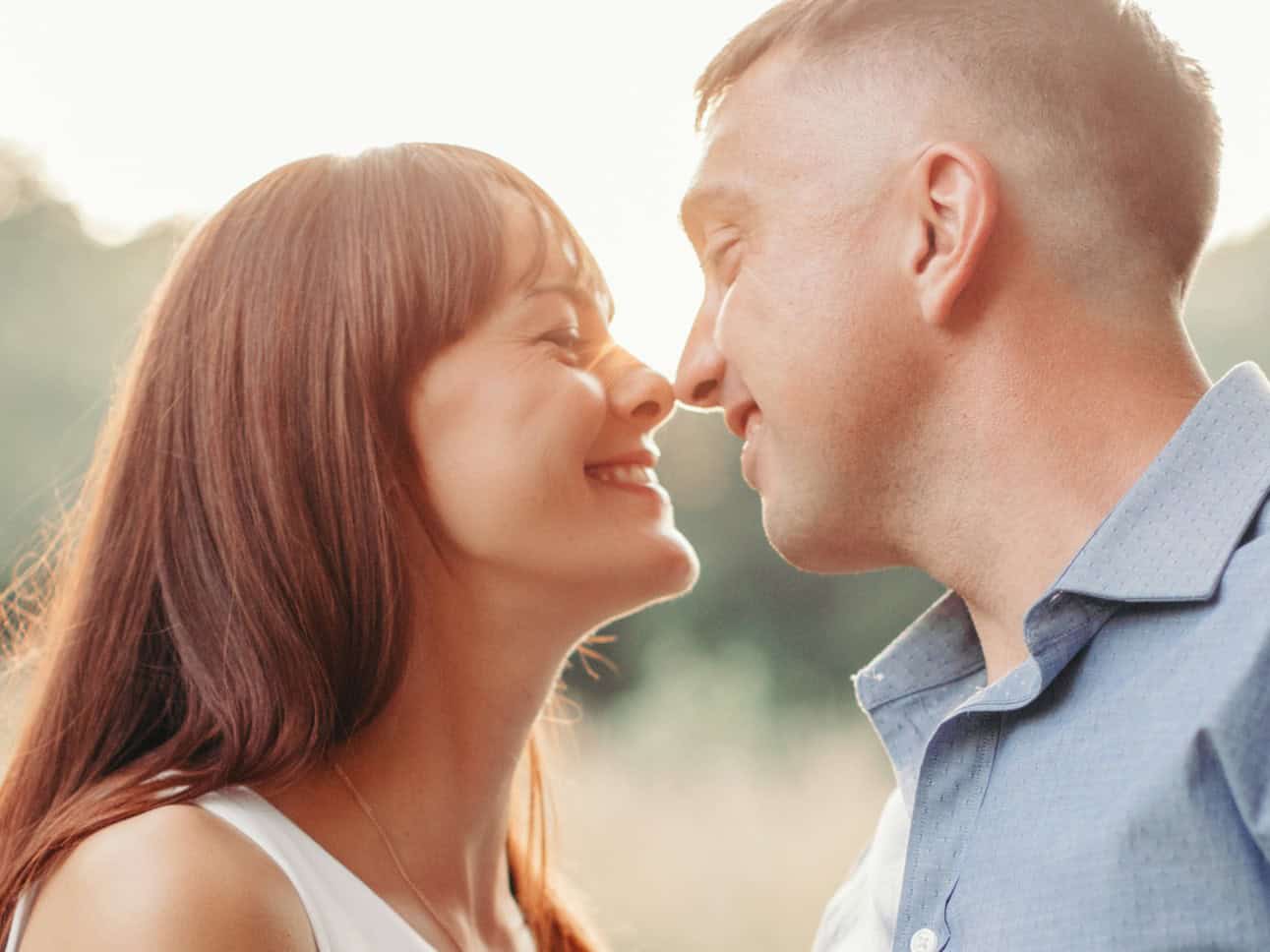 זוג קרוב אחד לשני בטבע מחייכים - זוגיות טובה ובריאה: ביטוי האהבה שעוזר לך להיות עצמך