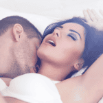 זוג אוהבים במיטה על ההבדל בין מיניות נשית ומיניות גברית
