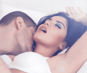 זוג אוהבים במיטה על ההבדל בין מיניות נשית ומיניות גברית