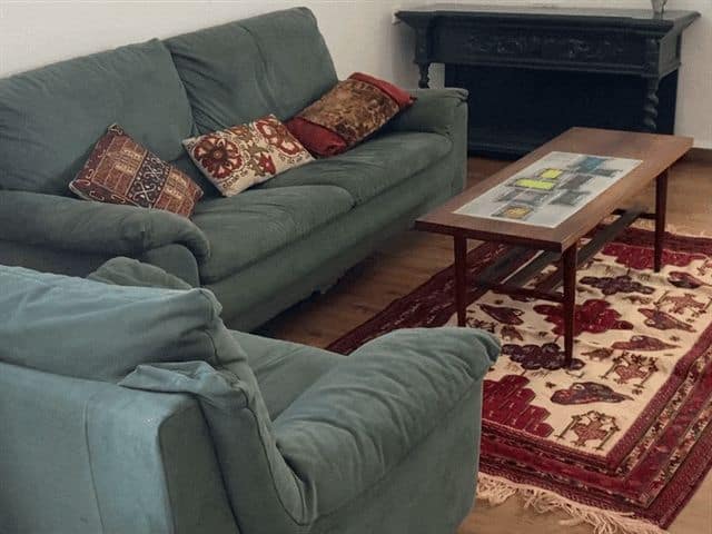 סלון עם כורסאות ושולח של צימרים בבית לחם הגלילית