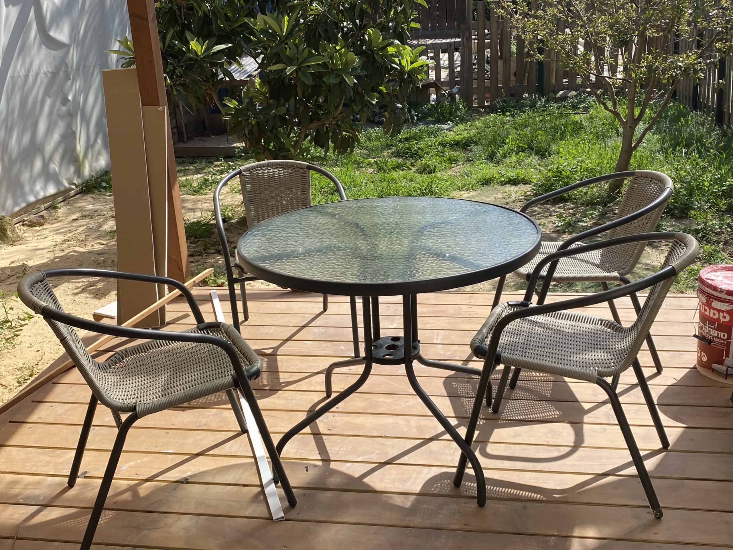 שולחן וכסאות מול הנוף של בית לחם הגלילית