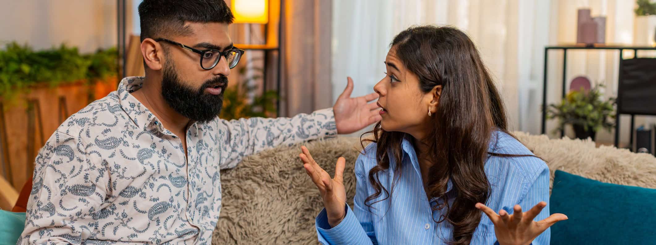 זוג במשבר זוגיות - חוסר ביטחון בזוגיות גורם לריחוק